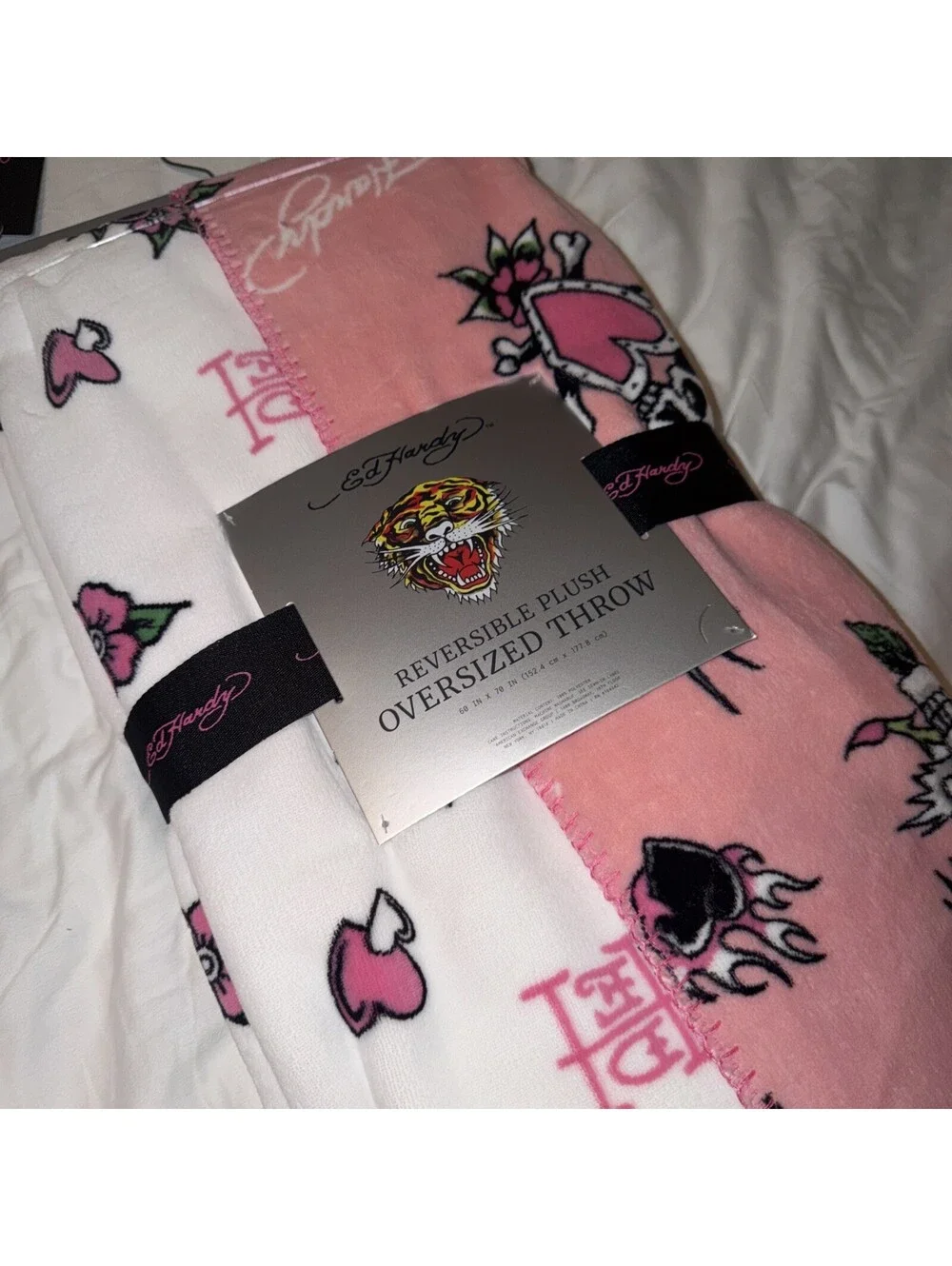 Ed Hardy Reversible Plush Throw Blanket Pink hearts skull 60 x 70 in Polyester